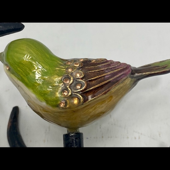 Beautiful Painted Metal Bird on vine - Picture 5 of 6